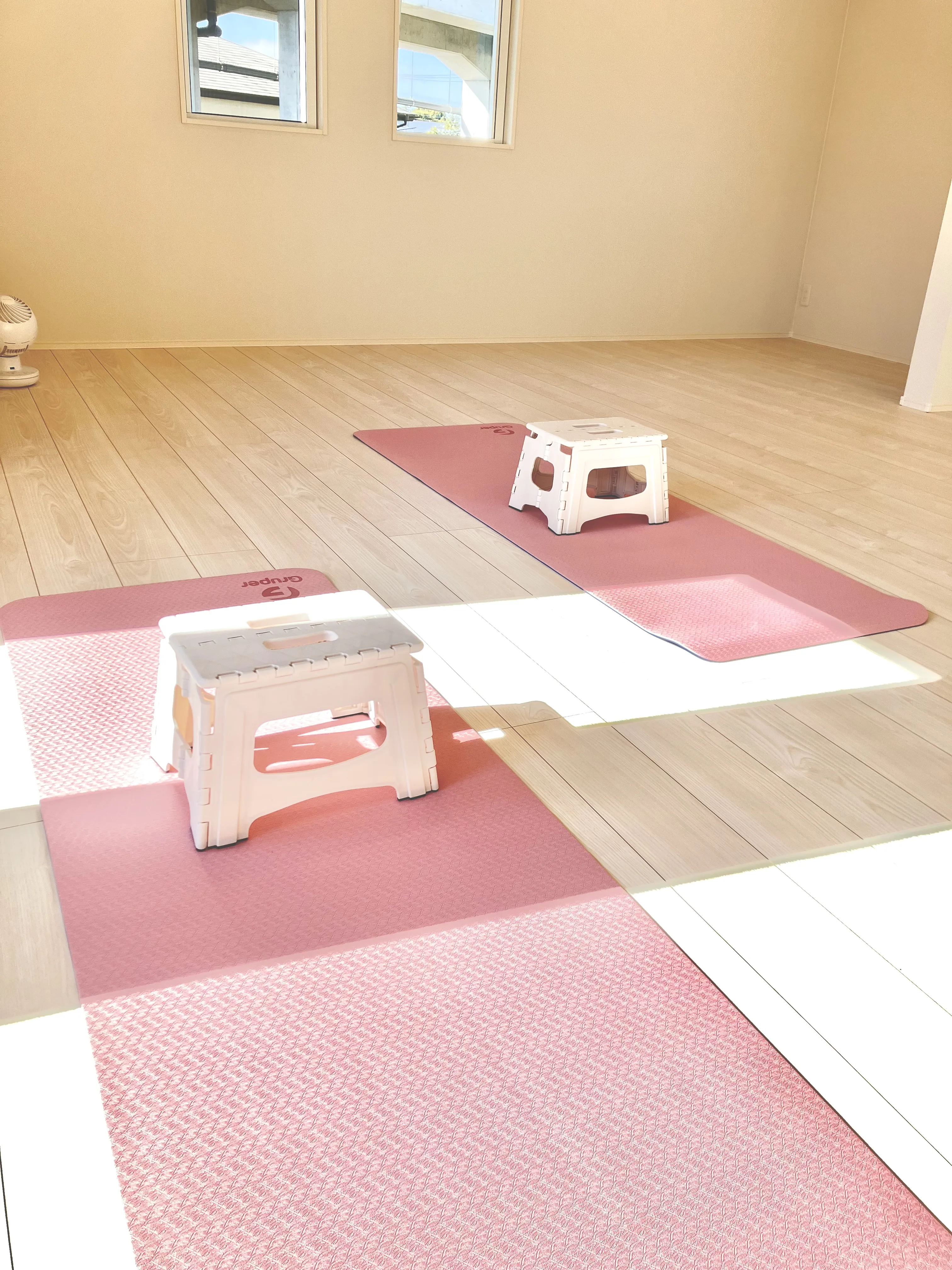 ヨガレッスン風景 1 - スタジオ内の様子